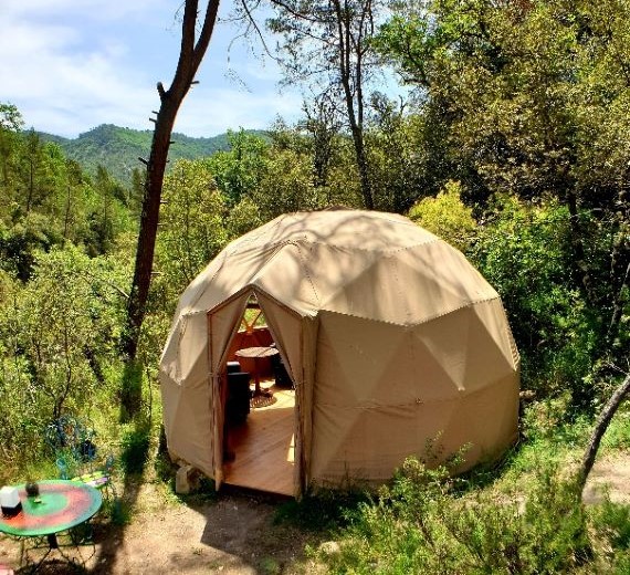 Le Dôme géodésique dans cocon de Nature pour un séjour au calme chez Aventures Intérieures à Coaraze dans les Alpes-Maritimes