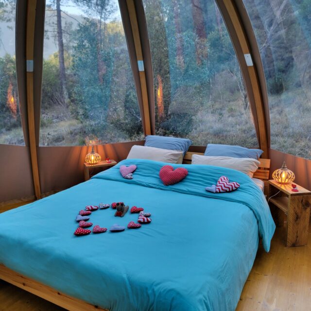 Notre Déco Love faite main ici par Anne-Florence pour une ambiance romantique chez Aventures Intérieures à Coaraze en Côte d'Azur