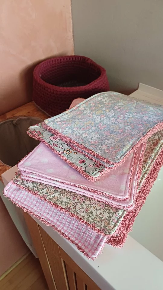 Il était temps ! Les anciens ne ressemblaient plus à rien.....

Des serviettes récupérées (merci Mylene, Nancy et la friperie de Coaraze), des ciseaux, une machine à coudre .... et le tour est joué ✂️🧵🪡 

#recyclage #DIY #faitmain #hebergementsinsolites #bulle #nature